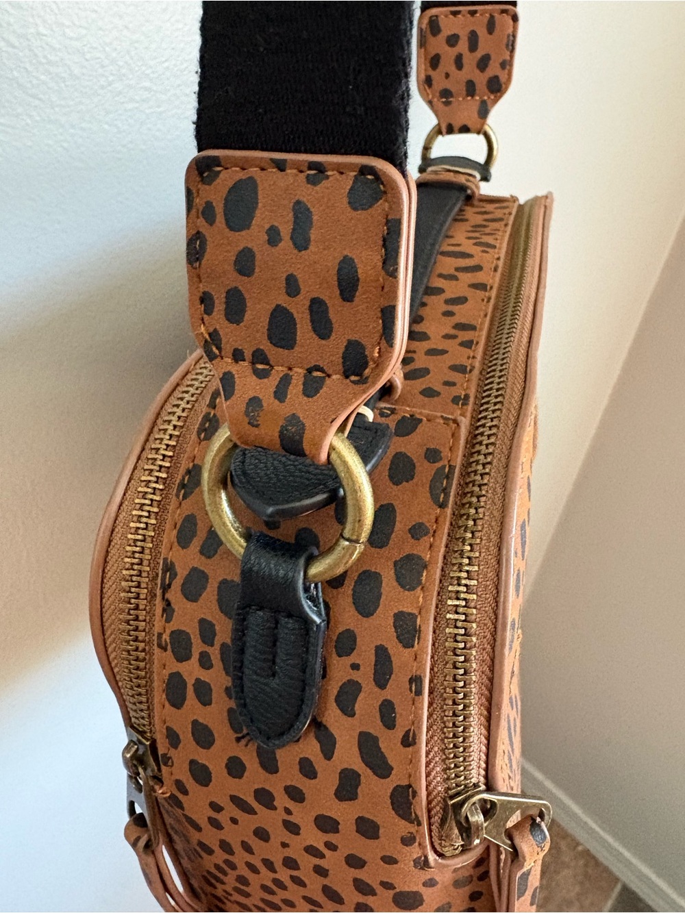 Universal Thread Cheetah Leopard Print Double Zip Crossbody Bag Brown Black - Picture 4 of 12